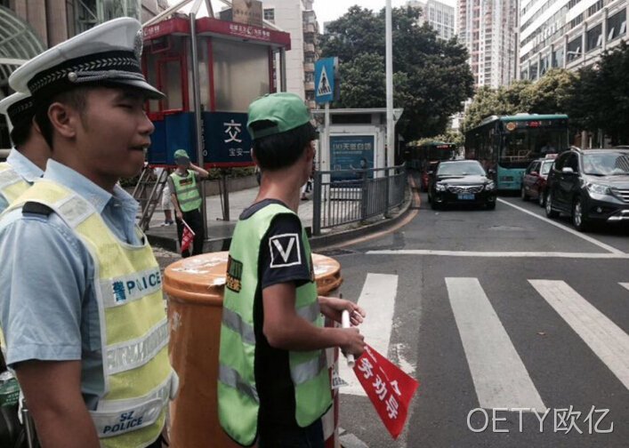 深圳行人闯红灯被罚
